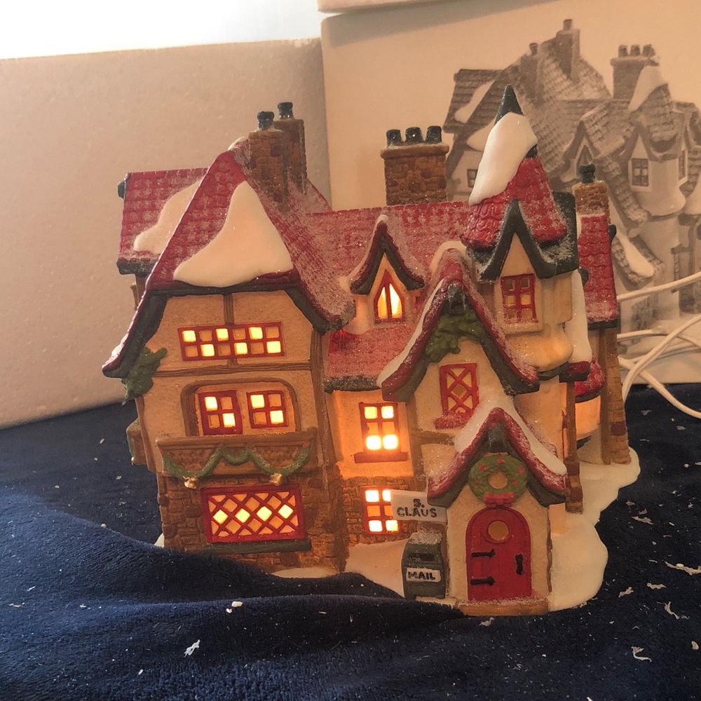 5600-6 Santa's Workshop - North Pole Village by Department 56 EUC/ box and light